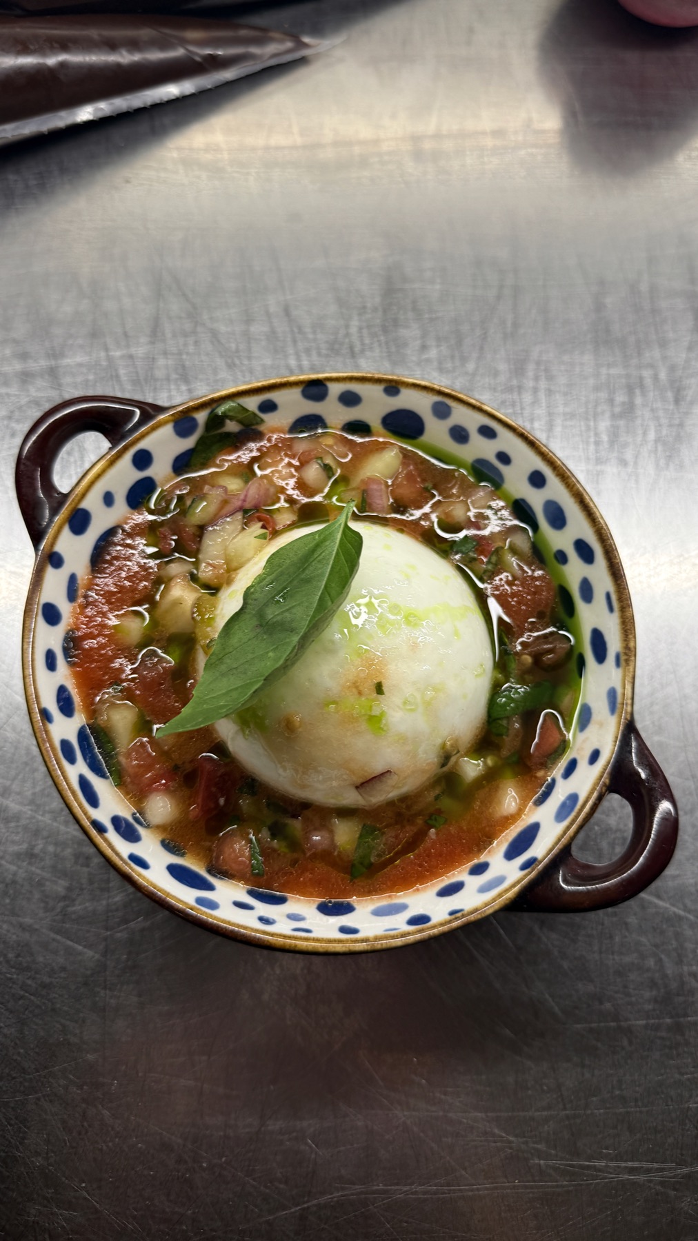 Burrata dans son bouillon, sauge