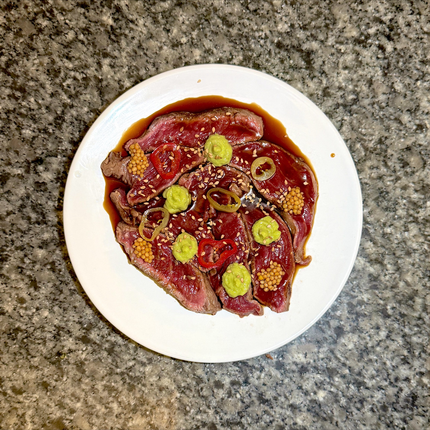 Tataki de bœuf, wasabi, graines de moutarde, piment